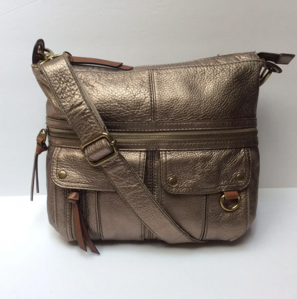 Tas selempang dengan gaya vintage dan aksen perunggu